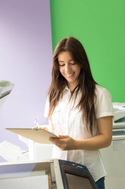 Genç bir öğrenci onun sonu sınavları için bazı kopya alma bir kopyalama merkezi 