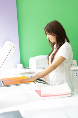 Genç bir öğrenci onun sonu sınavları için bazı kopya alma bir kopyalama merkezi 