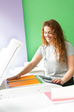 Genç bir öğrenci onun sonu sınavları için bazı kopya alma bir kopyalama merkezi 