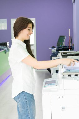 Genç bir öğrenci onun sonu sınavları için bazı kopya alma bir kopyalama merkezi 