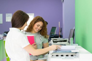 Onların final sınavları için bazı kopya alma bir kopya merkezi iki öğrenci