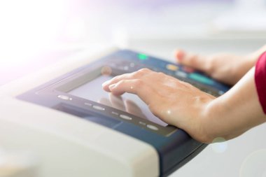 Genç bir öğrenci onun sonu sınavları için bazı kopya alma bir kopyalama merkezi