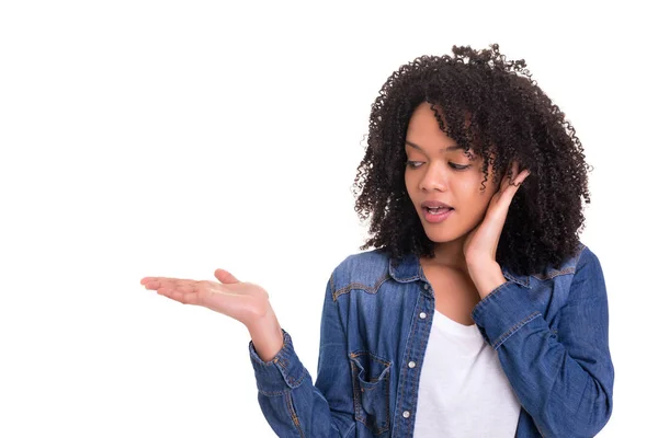 Mooie Jonge Vrouw Wijzend Naar Linkerkant Geïsoleerd Witte Achtergrond — Stockfoto