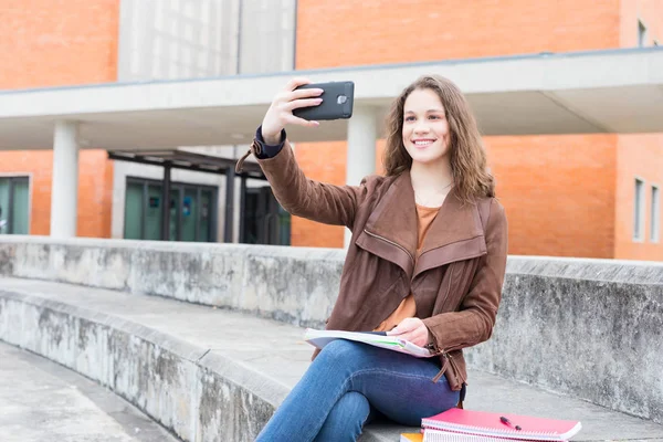 Mutlu Genç Öğrenci Selfie Ile Smartphone Üniversitesi Kampüsünde Alarak — Stok fotoğraf