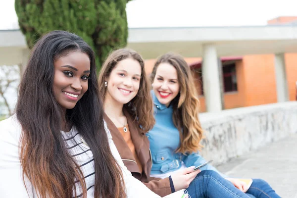 Gruppo Multi Etnico Giovani Studenti Presso Campus Universitario — Foto Stock