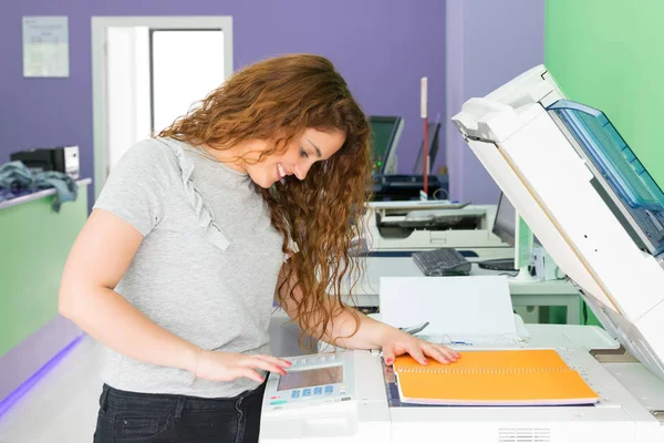 Young Student Copy Center Taking Some Copies Her Final Exams — Stock Photo, Image