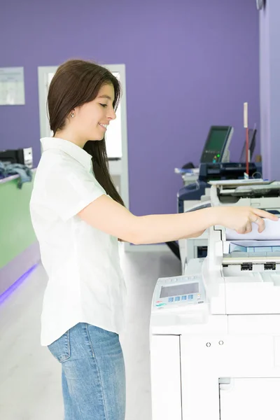 Eine Junge Studentin Einem Kopierzentrum Die Kopien Für Ihre Abschlussprüfungen — Stockfoto