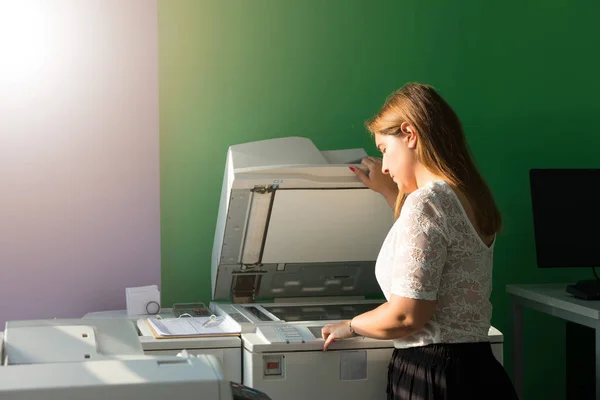 Eine Junge Studentin Einem Kopierzentrum Die Kopien Für Ihre Abschlussprüfungen — Stockfoto