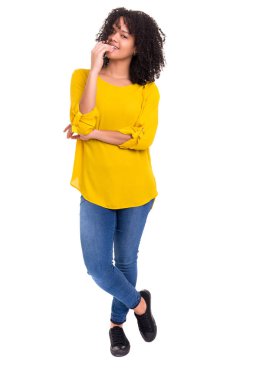 Güzel genç Afrikalı kadın poz beyaz arka plan üzerinde izole