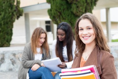 Grup çok etnik genç öğrenciler Üniversitesi Kampüsü