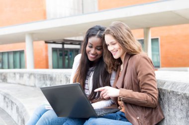 Grup çok etnik genç öğrenciler Üniversitesi Kampüsü