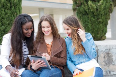 Grup çok etnik genç öğrenciler Üniversitesi Kampüsü