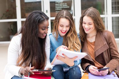 Grup çok etnik genç öğrenciler Üniversitesi Kampüsü