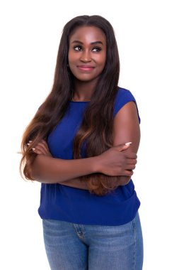 Güzel genç Afrikalı kadın poz beyaz arka plan üzerinde izole