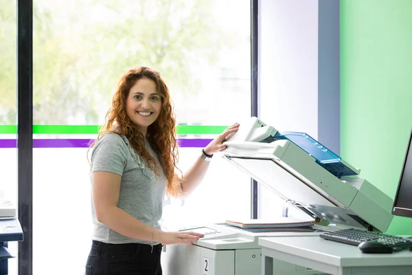 Young Student Copy Center Taking Some Copies Her Final Exams — Stock Photo, Image