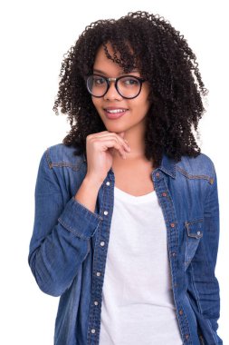 Güzel genç Afrikalı kadın kameraya bakıyor