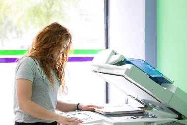 Genç bir öğrenci onun sonu sınavları için bazı kopya alma bir kopyalama merkezi 