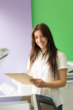 Genç bir öğrenci onun sonu sınavları için bazı kopya alma bir kopyalama merkezi 