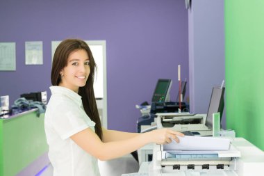 Genç bir öğrenci onun sonu sınavları için bazı kopya alma bir kopyalama merkezi 