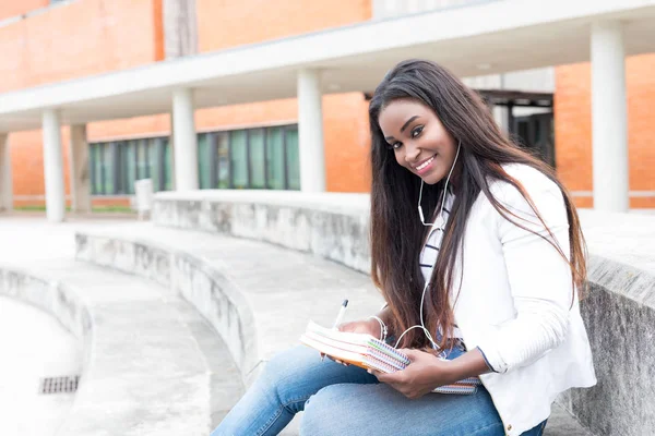 Χαρούμενος Νεαρός Αφρικανική Φοιτητής Στην Πανεπιστημιούπολη — Φωτογραφία Αρχείου