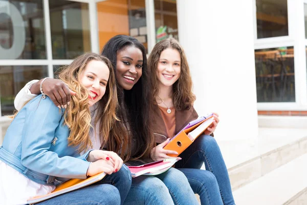 Groupe Jeunes Étudiants Multiethniques Sur Campus Universitaire — Photo