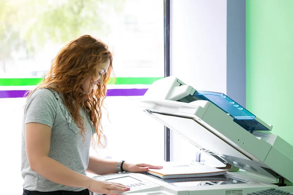 Genç bir öğrenci onun sonu sınavları için bazı kopya alma bir kopyalama merkezi 