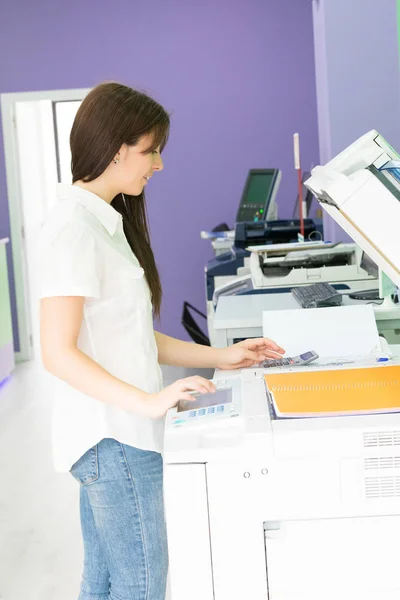 Eine Junge Studentin Einem Kopierzentrum Die Kopien Für Ihre Abschlussprüfungen — Stockfoto