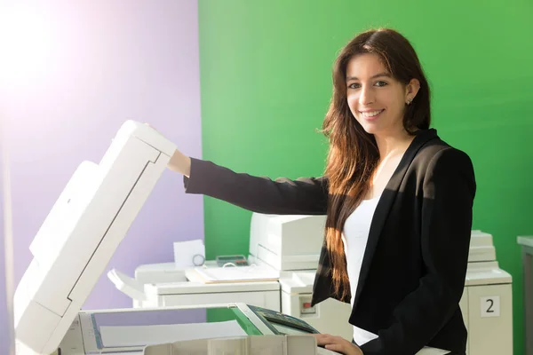 Eine Junge Studentin Einem Kopierzentrum Die Kopien Für Ihre Abschlussprüfungen — Stockfoto