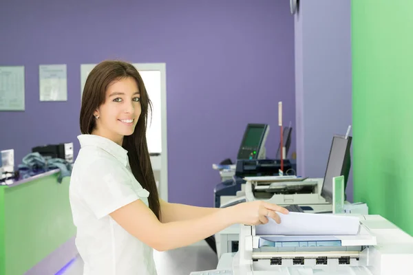 Eine Junge Studentin Einem Kopierzentrum Die Kopien Für Ihre Abschlussprüfungen — Stockfoto