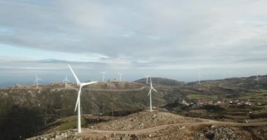 Rüzgar enerjisi türbinleri, güzel bir mavi gökyüzü üzerinde landscpae