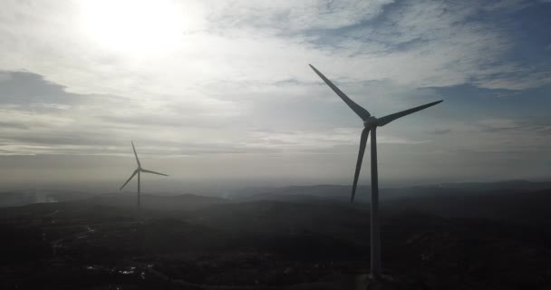 Windkraftanlagen Einer Landschaft Über Einem Schönen Blauen Himmel — Stockvideo