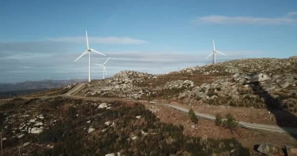 Energie Windturbines Een Landscpae Een Mooie Blauwe Hemel — Stockvideo