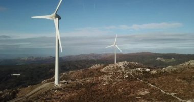 Rüzgar enerjisi türbinleri, güzel bir mavi gökyüzü üzerinde landscpae