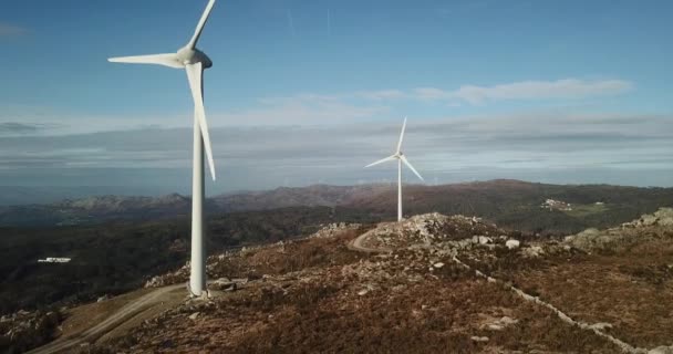 Energie Windturbines Een Landscpae Een Mooie Blauwe Hemel — Stockvideo