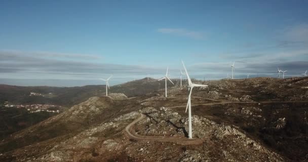 Windkraftanlagen Einer Landschaft Über Einem Schönen Blauen Himmel — Stockvideo