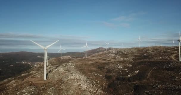 Windkraftanlagen Einer Landschaft Über Einem Schönen Blauen Himmel — Stockvideo