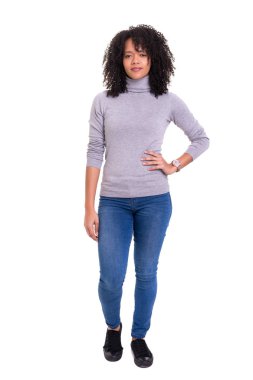 güzel genç Afrikalı kadın beyaz arka plan üzerinde izole poz 