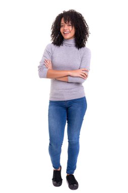 Güzel genç Afrikalı kadın poz beyaz arka plan üzerinde izole