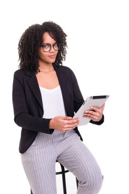 Dijital tablet ile çalışan genç Afrika iş kadın