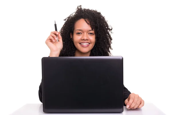 Jonge Afrikaanse Zakenvrouw Werken Met Een Laptop Geïsoleerd Wit — Stockfoto