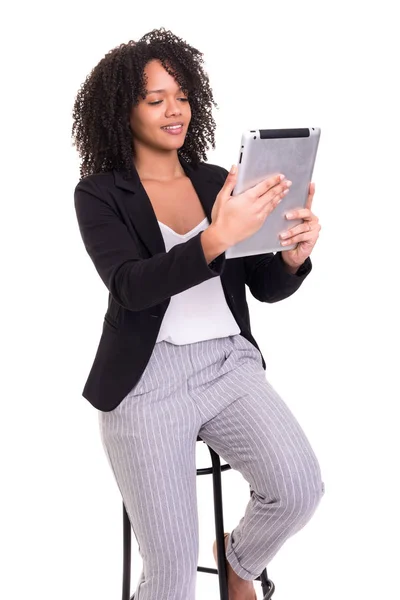 使用数字平板电脑的年轻非洲商界女性 — 图库照片