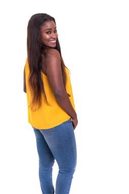 güzel genç Afrikalı kadın üzerinde beyaz izole poz