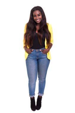 güzel genç Afrikalı kadın üzerinde beyaz izole poz