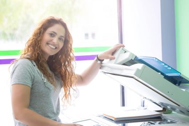 Genç bir öğrenci onun sonu sınavları için bazı kopya alma bir kopyalama merkezi 