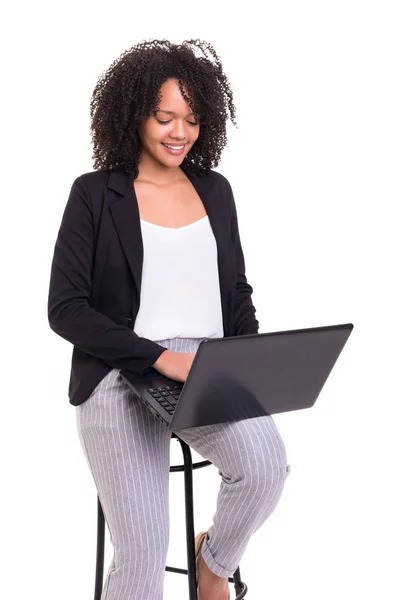 Mujer Negocios Africana Joven Que Trabaja Con Una Portátil Aislado — Foto de Stock