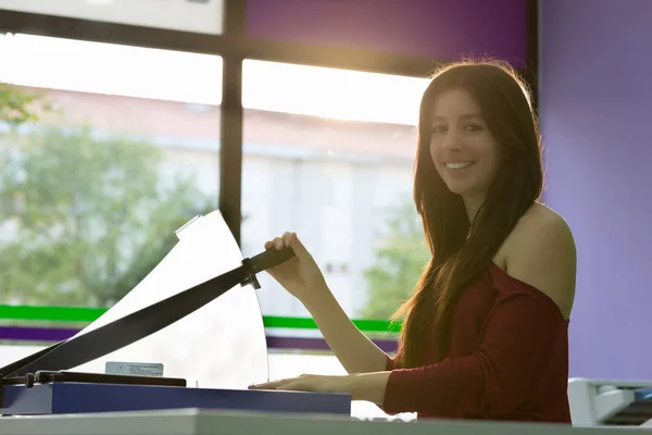 Eine Junge Studentin Einem Kopierzentrum Die Kopien Für Ihre Abschlussprüfungen — Stockfoto