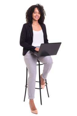 Beyaz bitti izole bir dizüstü pc ile çalışan genç Afrika iş kadın