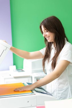 Genç bir öğrenci onun sonu sınavları için bazı kopya alma bir kopyalama merkezi 