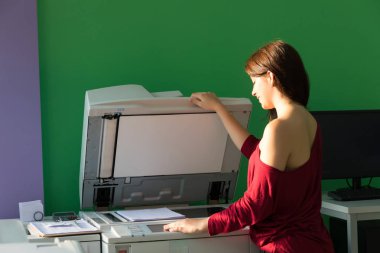 Genç bir öğrenci onun sonu sınavları için bazı kopya alma bir kopyalama merkezi 