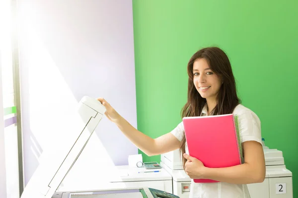 Eine Junge Studentin Einem Kopierzentrum Die Kopien Für Ihre Abschlussprüfungen — Stockfoto